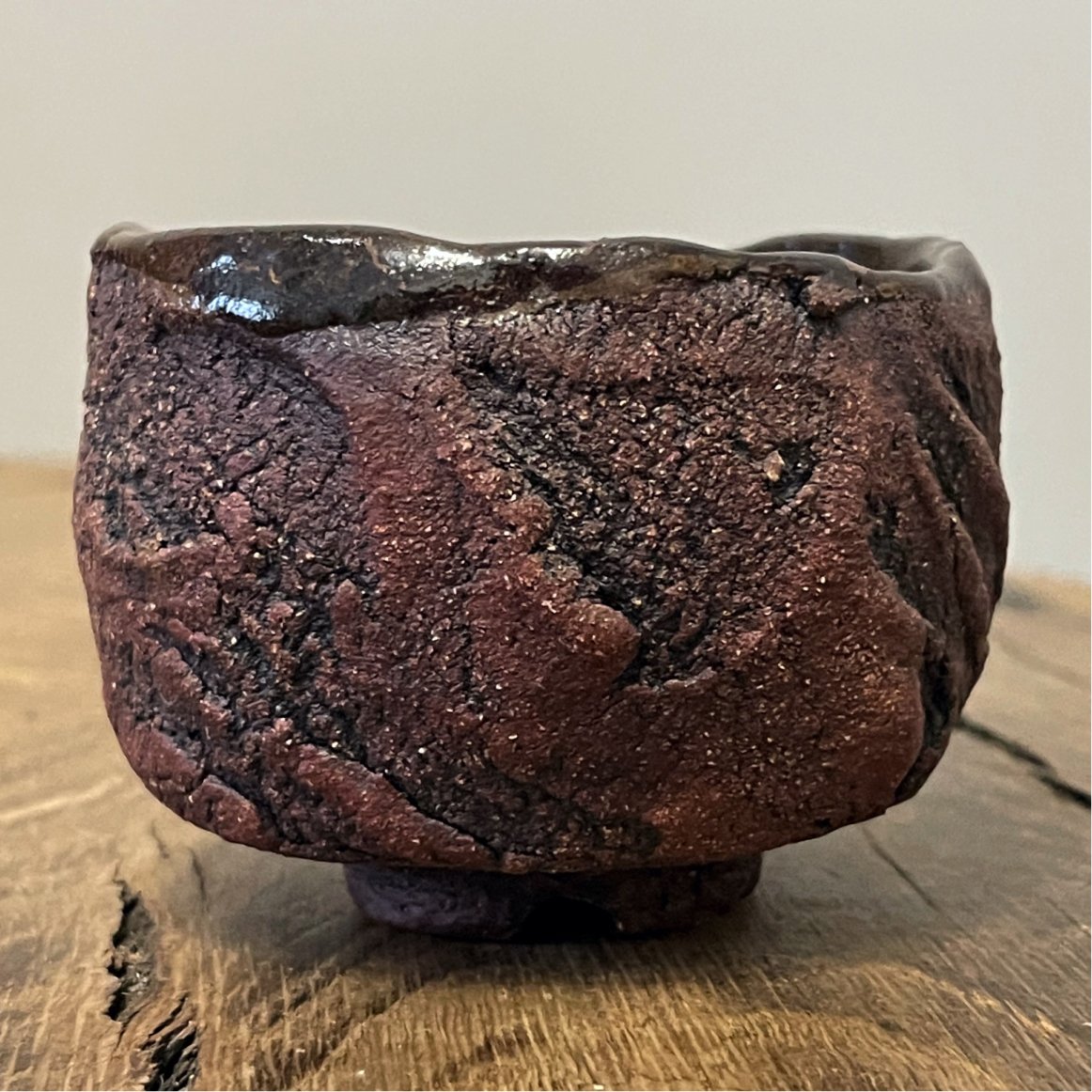 Kurinuki ceramic yunomi with carved texture