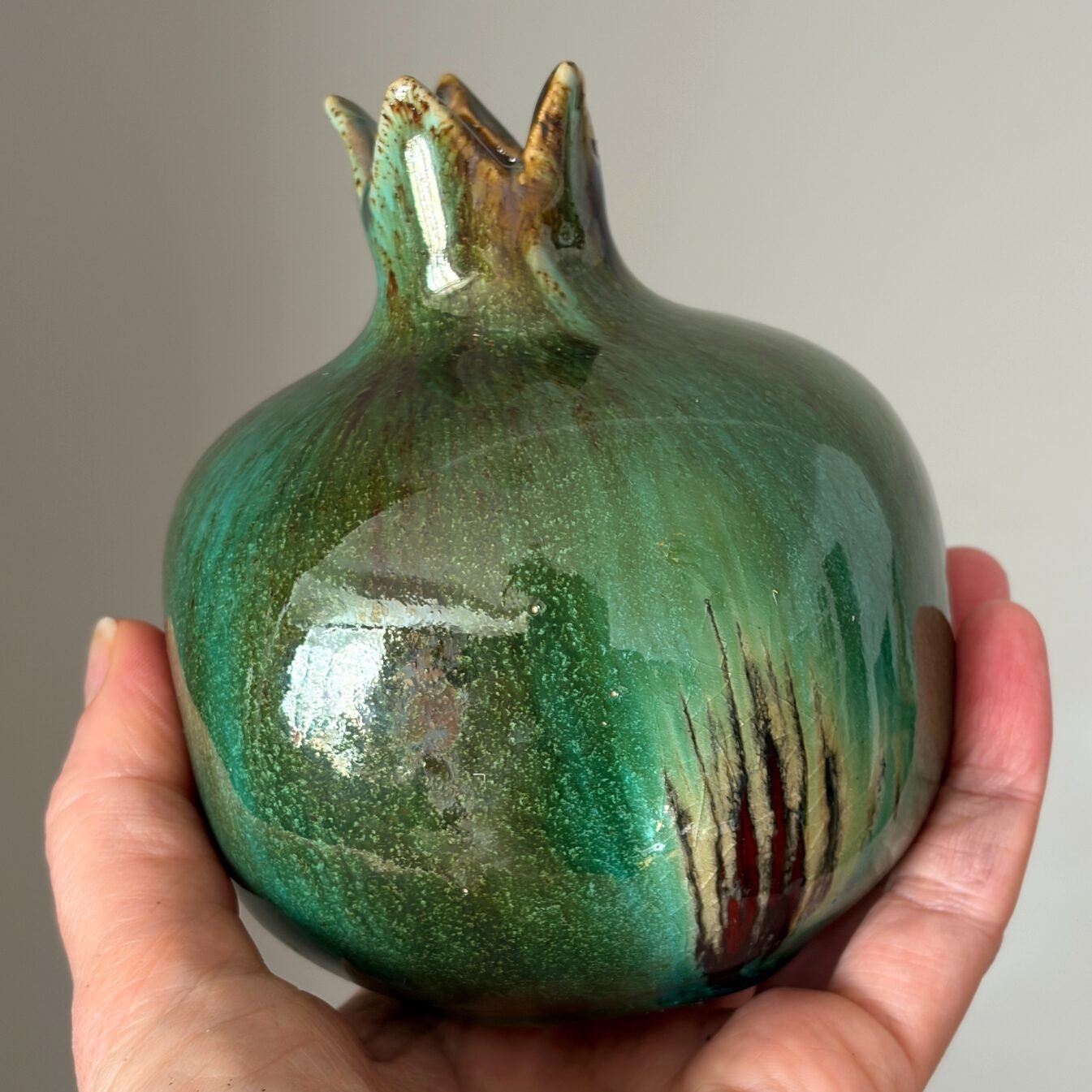 Ceramic pomegranate vase with sculpted crown and glossy green glaze