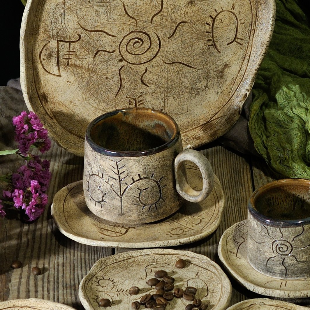 керамічна чашка ручної роботи з блюдцем декорована трипільськими орнаментами