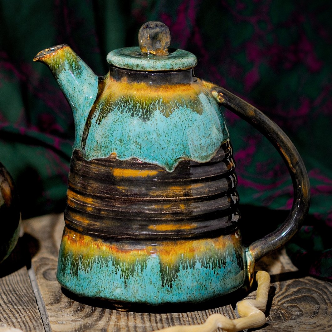Чайник ручної роботи з кераміки зелений глазурований