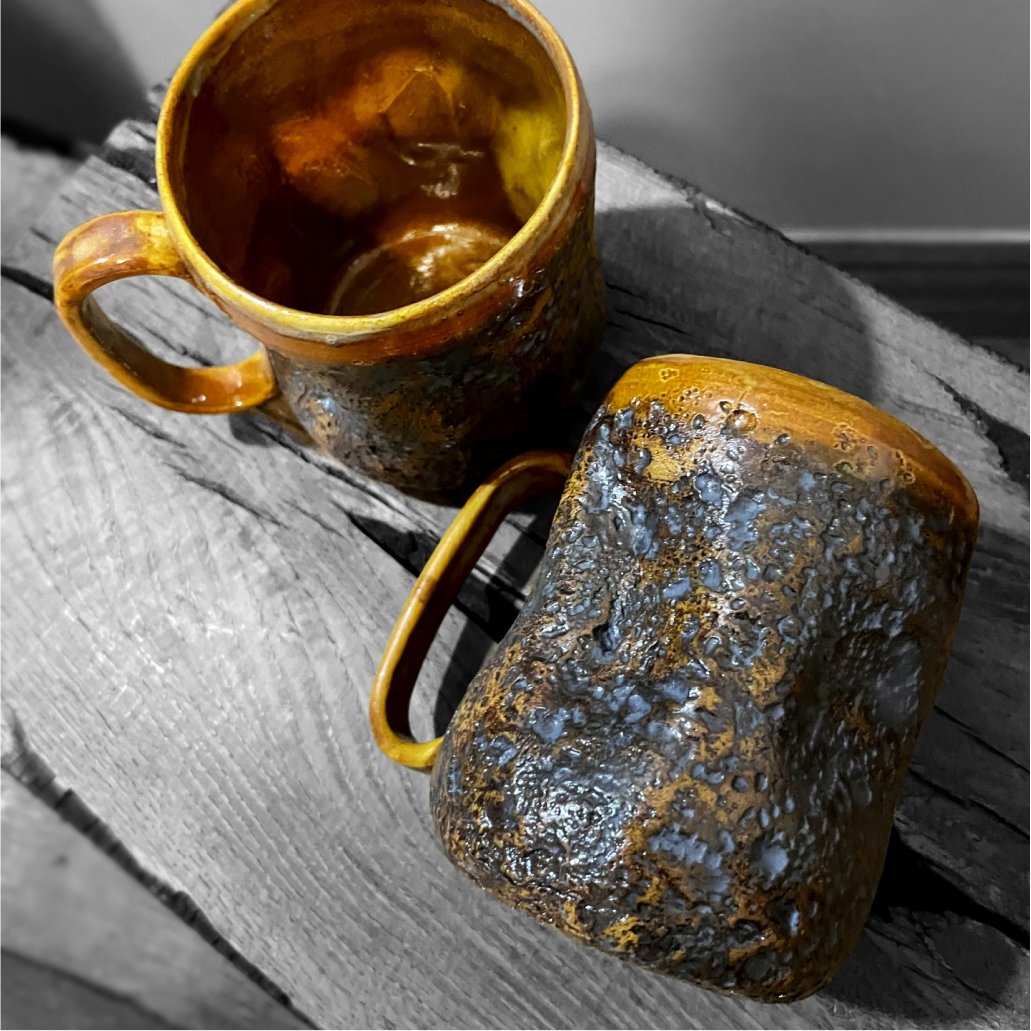 Керамічний кухоль ручної роботи з фактурною поверхнею та глазурʼю
