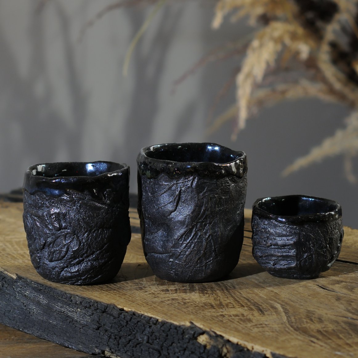 Керамічні чашки ручної роботи з чорної глини, різного розміру, з фактурною поверхнею,