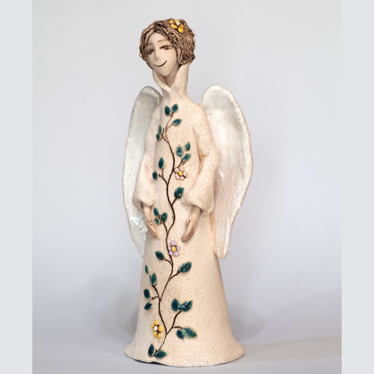 Керамічний ангел ручної роботи у світлих тонах, авторський образ