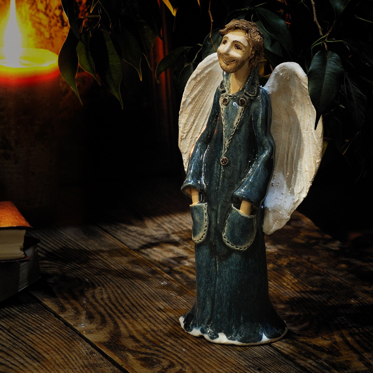 Керамічний ангел ручної роботи в синьому одязі, декоративна скульптура для дому