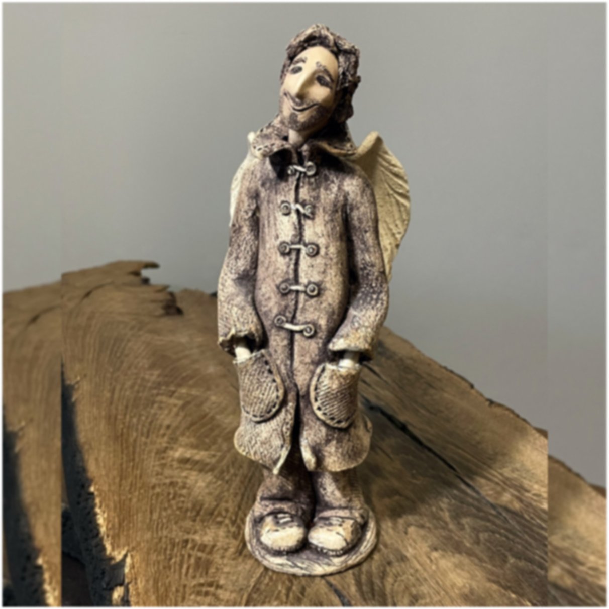 Керамічний ангел ручної роботи в коричневому пальті, декоративна скульптура для інтер’єру