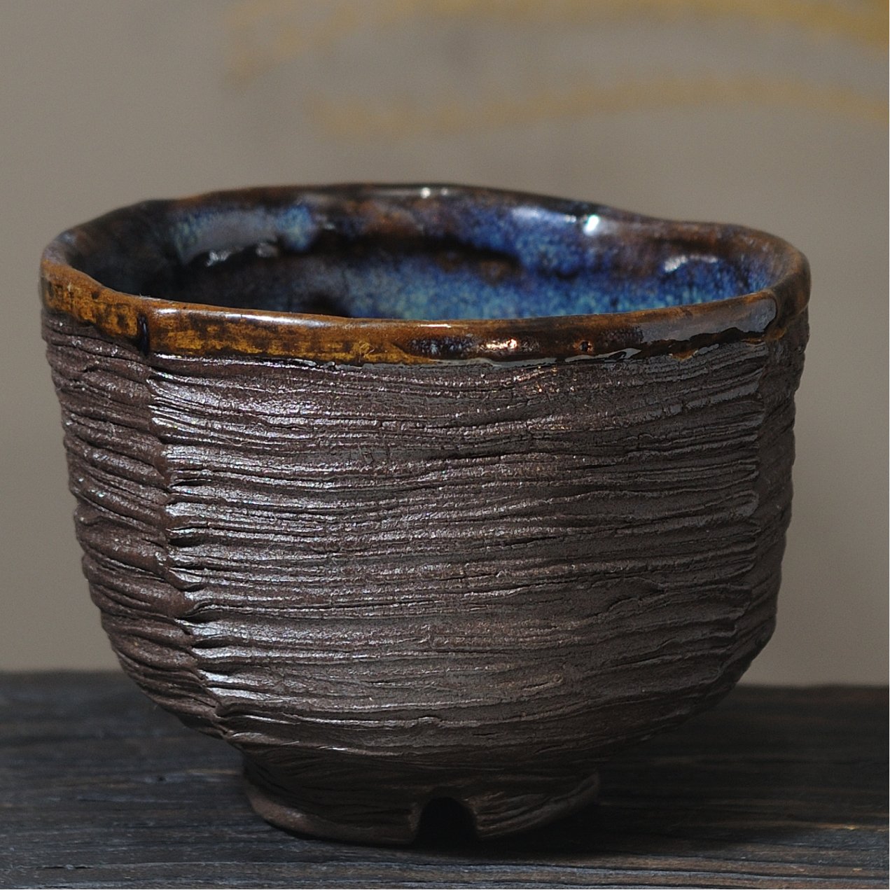 Авторський керамічний чаван для матча, ручна робота, темна глазур, обʼємна текстура