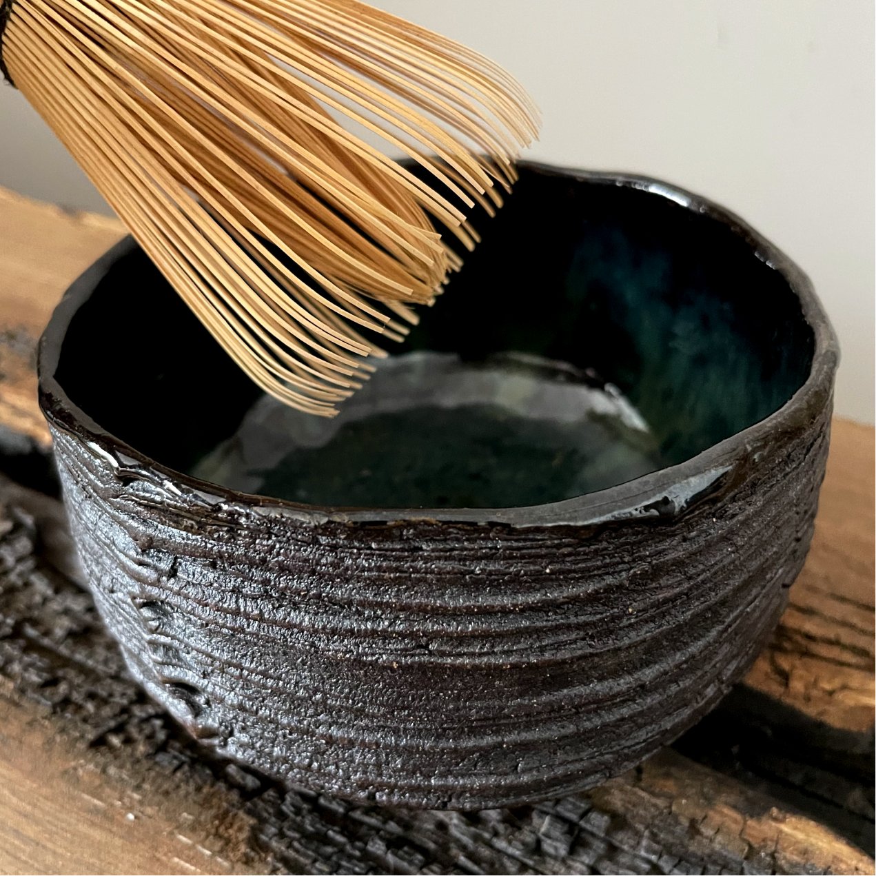 Керамічний чаван ручної роботи для чайної церемонії матча, природна форма, темна поверхня