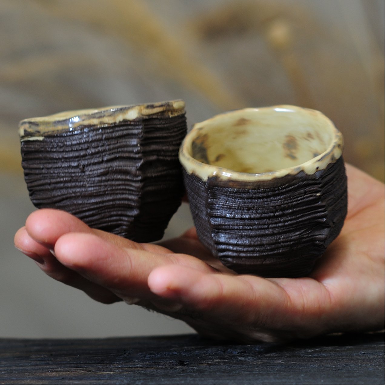 Піала для дегустації чаю в руках, керамічна чаша ручної роботи