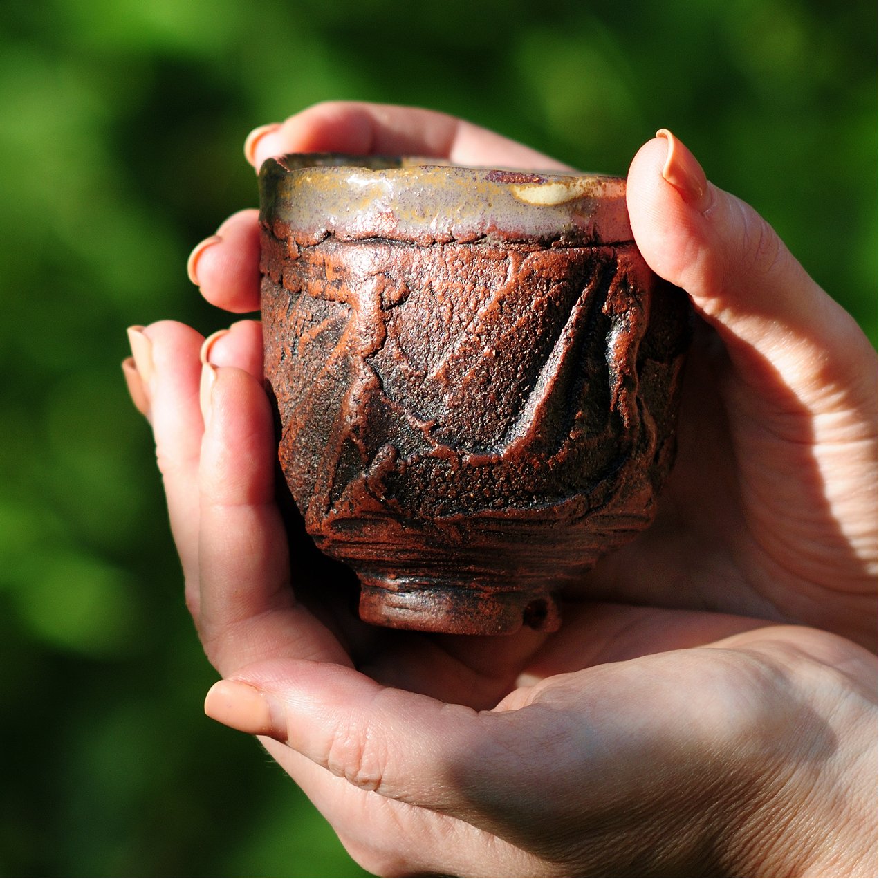 Керамічна юномі в руках, чайна чашка ручної роботи, авторська кераміка